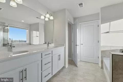Entry Way - 8101 Cypress Point Dr, Baltimore, MD 21237 photo 6 of 7