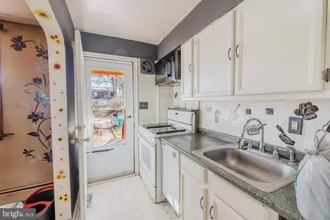 Entry Way - 237 Endsleigh, Middle River, MD 21220 photo 5 of 5