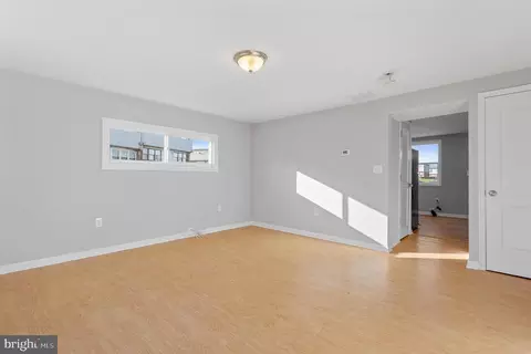 Living - 801 Seckel Ct, Halethorpe, MD 21227 photo 2 of 5