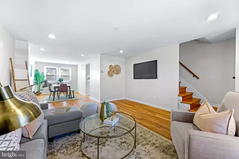 Living - 1003 Foxridge Ln, Essex, MD 21221 photo 2 of 3