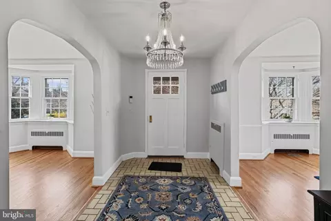 Entry Way - 86 Dunkirk Rd, Baltimore, MD 21212 photo 1 of 4