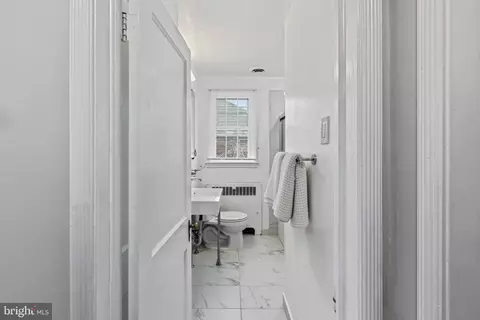 Entry Way - 86 Dunkirk Rd, Baltimore, MD 21212 photo 3 of 4