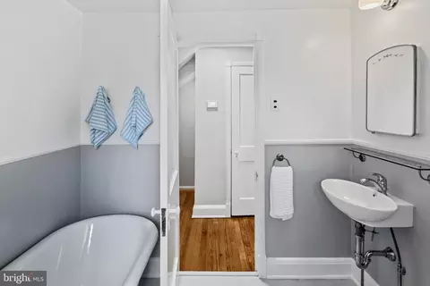 Bath - 86 Dunkirk Rd, Baltimore, MD 21212 photo 4 of 6