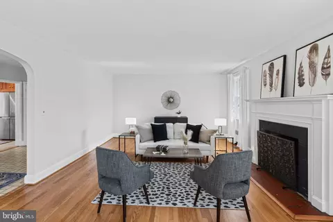 Living - 86 Dunkirk Rd, Baltimore, MD 21212 photo 2 of 5