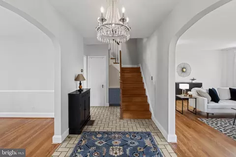 Entry Way - 86 Dunkirk Rd, Baltimore, MD 21212 photo 2 of 4