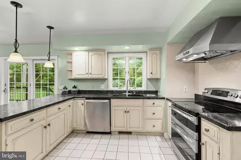 Kitchen - 5602 Patterson Rd, Baldwin, MD 21013 photo 4 of 5