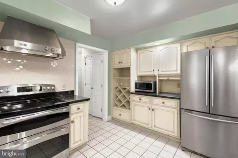 Kitchen - 5602 Patterson Rd, Baldwin, MD 21013 photo 5 of 5