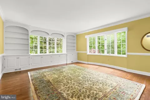 Living - 5602 Patterson Rd, Baldwin, MD 21013 photo 3 of 11