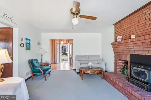 Living - 14017 Manor Rd, Baldwin, MD 21013 photo 2 of 3