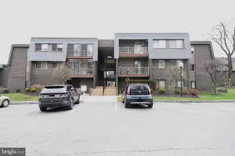 8 Stonehenge Cir #8-7, Pikesville, MD 21208