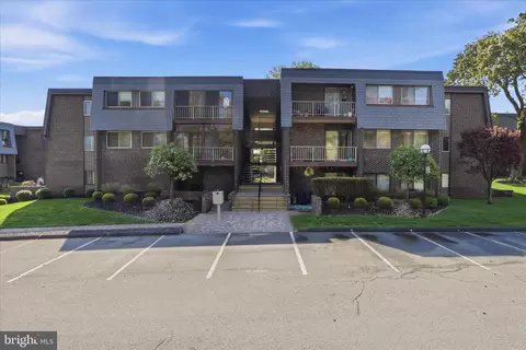 8 Stonehenge Cir #8-7, Pikesville, MD 21208