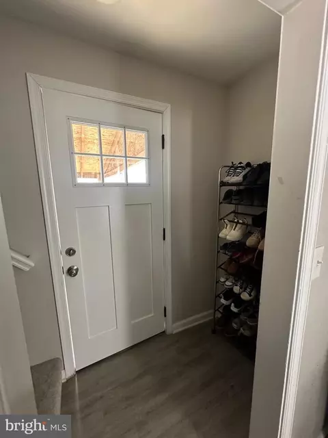 Entry Way - 4427 Annapolis Rd, Halethorpe, MD 21227 photo 4 of 10
