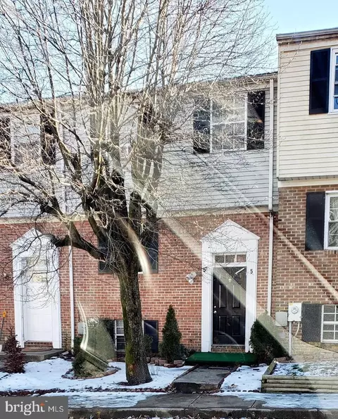 5 Cartwright Ct, Rosedale, MD 21237