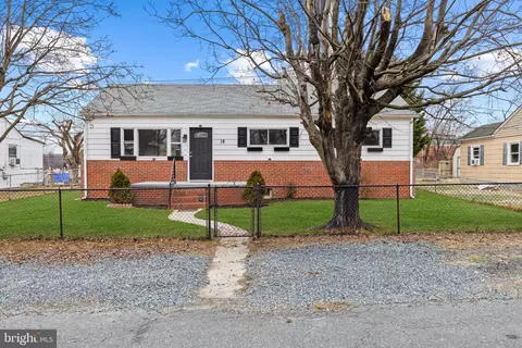 18 Armor Ct, Middle River, MD 21220