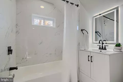 Bath - 7921 Rolling View Ave, Nottingham, MD 21236 photo 6 of 6