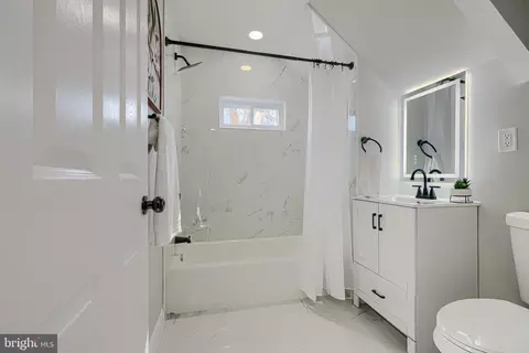 Bath - 7921 Rolling View Ave, Nottingham, MD 21236 photo 5 of 6