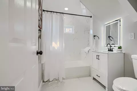 Bath - 7921 Rolling View Ave, Nottingham, MD 21236 photo 4 of 6