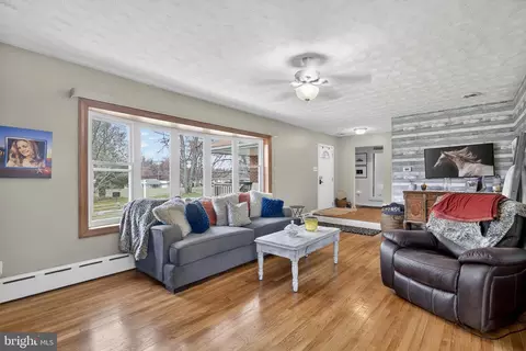 Living - 804 Pineview Pl, Middle River, MD 21220 photo 2 of 2