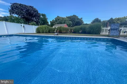 Exterior - 804 Pineview Pl, Middle River, MD 21220 photo 2 of 15
