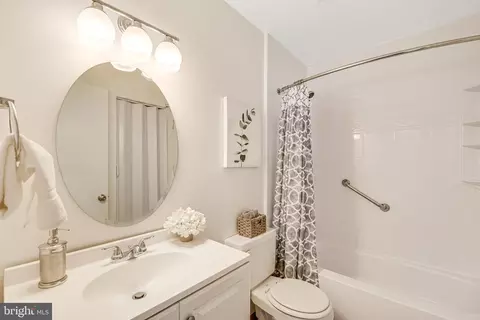 Bath - 5522 Mccormick Ave, Baltimore, MD 21206 photo 1 of 2
