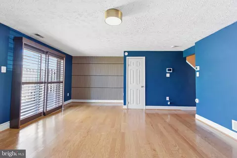 Living - 8 Primrose Ct, Parkville, MD 21234 photo 4 of 5