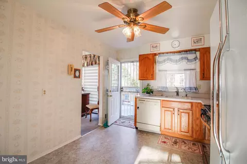 Entry Way - 3429 Edcrest Rd, Windsor Mill, MD 21244 photo 4 of 4