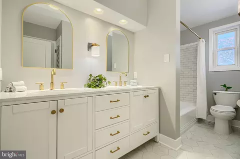 Bath - 802 Stone Barn Rd, Towson, MD 21286 photo 3 of 10