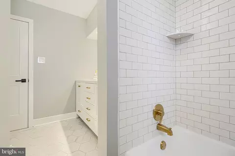 Bath - 802 Stone Barn Rd, Towson, MD 21286 photo 4 of 10