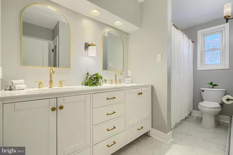 Bath - 802 Stone Barn Rd, Towson, MD 21286 photo 2 of 10