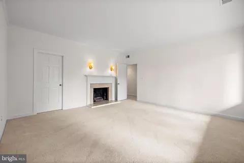 Living - 7 Devon Hill Rd #A4, Baltimore, MD 21210 photo 4 of 4