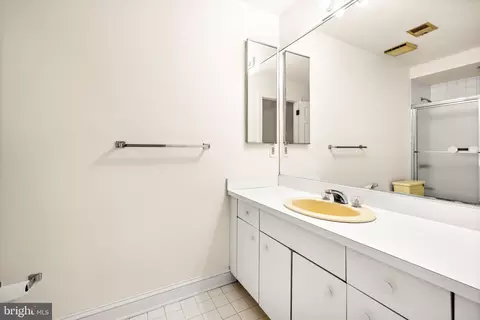 Bath - 7 Devon Hill Rd #A4, Baltimore, MD 21210 photo 1 of 3