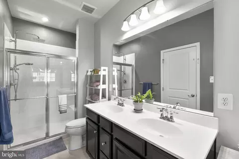 Bath - 1849 Wind Gate Rd, Halethorpe, MD 21227 photo 2 of 3