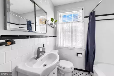 Bath - 7049 Heathfield Rd, Baltimore, MD 21212 photo 1 of 3