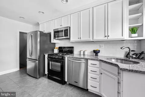 Kitchen - 7049 Heathfield Rd, Baltimore, MD 21212 photo 3 of 4