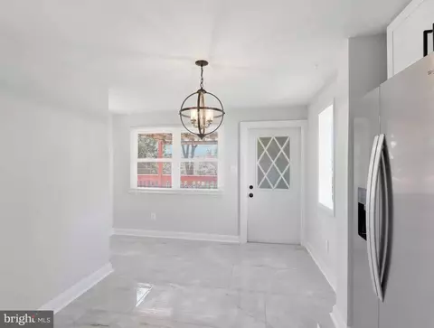Entry Way - 19 W Elm Ave, Baltimore, MD 21206 photo 2 of 5