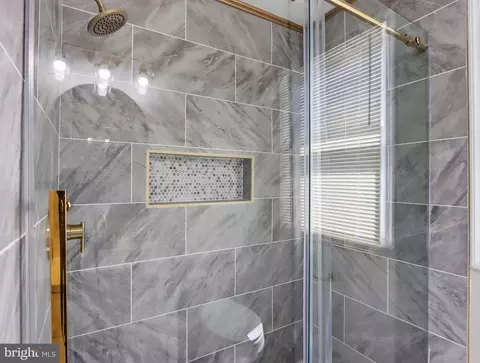 Bath - 19 W Elm Ave, Baltimore, MD 21206 photo 2 of 5
