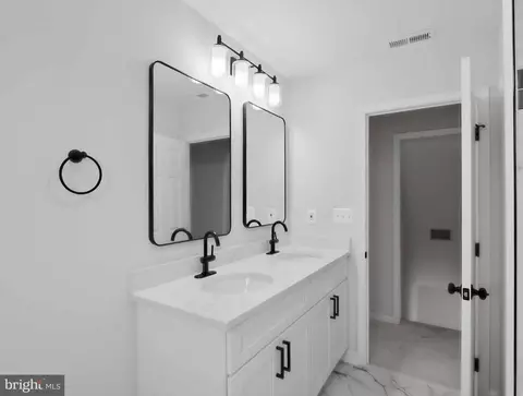 Bath - 19 W Elm Ave, Baltimore, MD 21206 photo 4 of 5