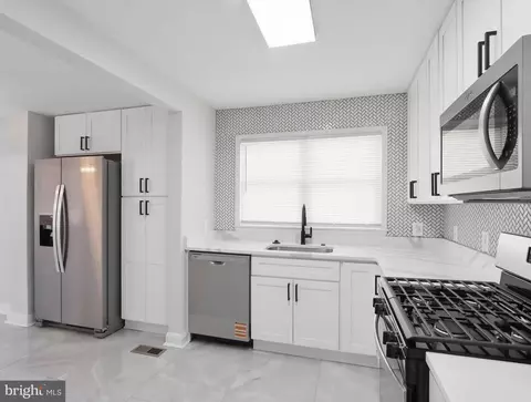 Entry Way - 19 W Elm Ave, Baltimore, MD 21206 photo 3 of 5