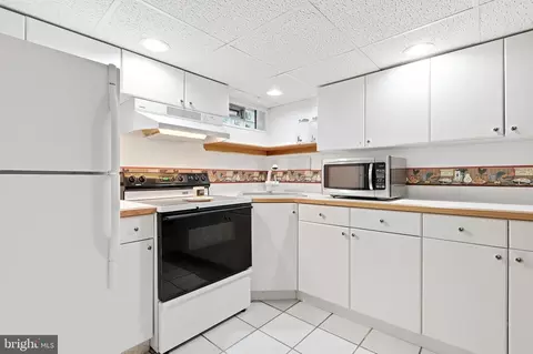 Kitchen - 2426 Plainfield Rd, Dundalk, MD 21222 photo 3 of 4