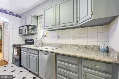 Kitchen - 2426 Plainfield Rd, Dundalk, MD 21222 photo 2 of 4