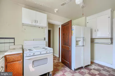 Entry Way - 4321 Annapolis Rd, Baltimore, MD 21227 photo 2 of 2