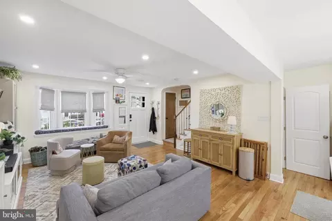 Entry Way - 214 Overbrook Rd, Baltimore, MD 21212 photo 2 of 3
