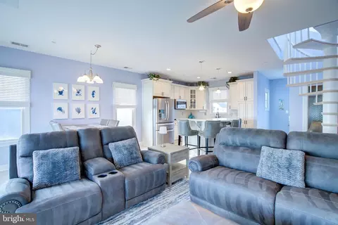 Living - 2811 Bay Dr, Sparrows Point, MD 21219 photo 1 of 2