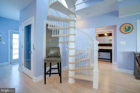 Entry Way - 2811 Bay Dr, Sparrows Point, MD 21219 photo 4 of 5