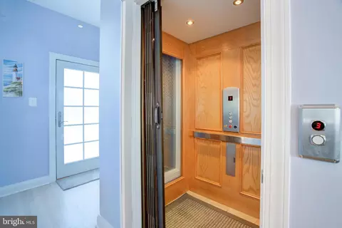 Entry Way - 2811 Bay Dr, Sparrows Point, MD 21219 photo 3 of 5