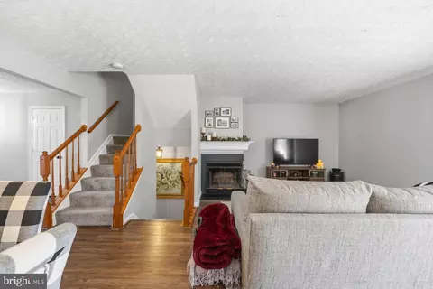 Entry Way - 30 Parkhill Pl, Nottingham, MD 21236 photo 3 of 6