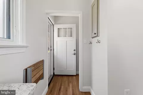 Entry Way - 304 Brook Rd, Towson, MD 21286 photo 4 of 8