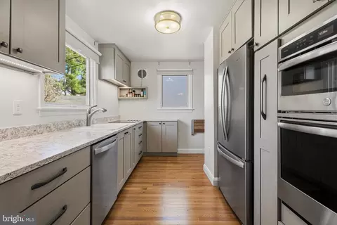 Kitchen - 304 Brook Rd, Towson, MD 21286 photo 2 of 4