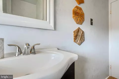 Bath - 3254 Ryerson Cir, Halethorpe, MD 21227 photo 3 of 3