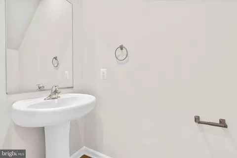Entry Way - 8127 Bartholomew Ct, Baltimore, MD 21206 photo 6 of 9